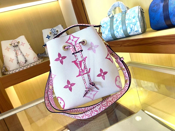 ルイヴィトンバッグ背面デザイン